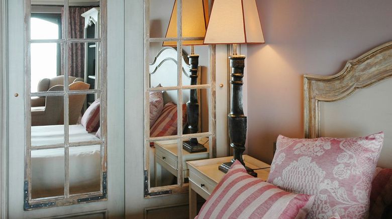 <b>Manoir de Lan-Kerellec Room</b>. Images powered by <a href="https://www.leonardoworldwide.com/" title="Leonardo Worldwide" target="_blank">Leonardo</a>.