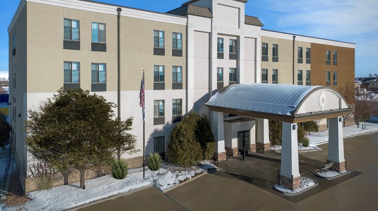 Holiday Inn Express Fargo Exterior
