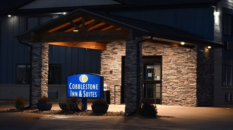 Cobblestone Inn & Suites Exterior