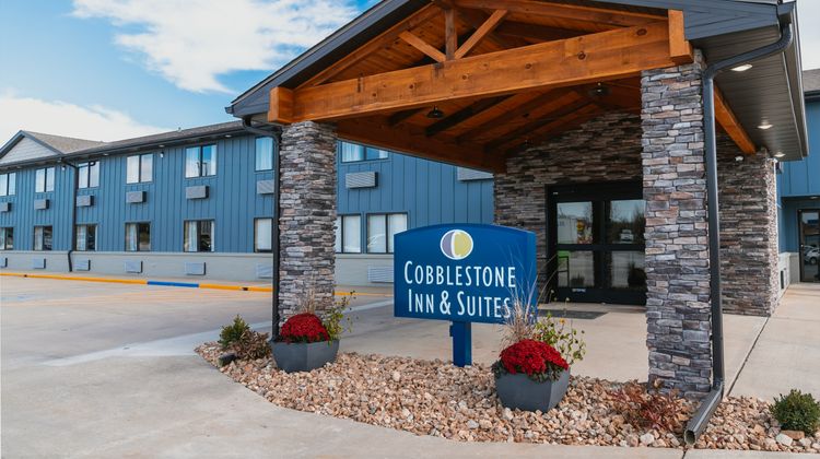 Cobblestone Inn & Suites Exterior