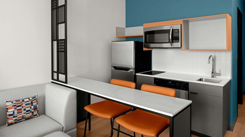 <b>StudioRes Denver Tech Center Room</b>. Images powered by <a href="https://www.leonardoworldwide.com/" title="Leonardo Worldwide" target="_blank">Leonardo</a>.
