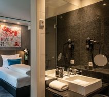 Motel One Berlin-Mitte Room
