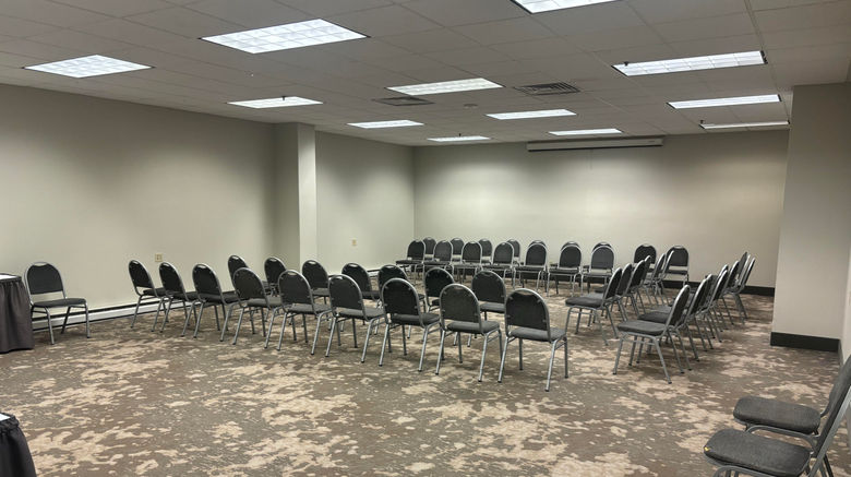 <b>Holiday Inn & Suites Meeting</b>. Images powered by <a href="https://www.leonardoworldwide.com/" title="Leonardo Worldwide" target="_blank">Leonardo</a>.