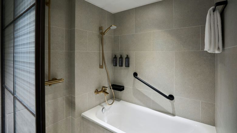 <b>Sheraton Hong Kong Hotel & Towers Room</b>. Images powered by <a href="https://www.leonardoworldwide.com/" title="Leonardo Worldwide" target="_blank">Leonardo</a>.