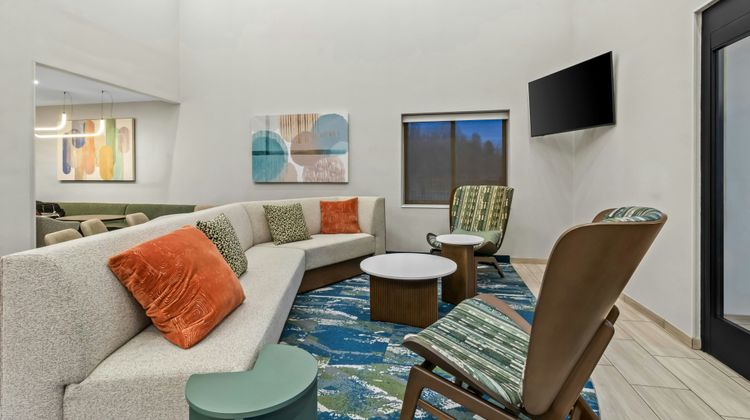 SpringHill Suites Pittsburgh Airport Lobby