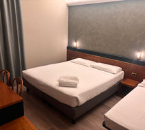 Hotel des Etrangers Room