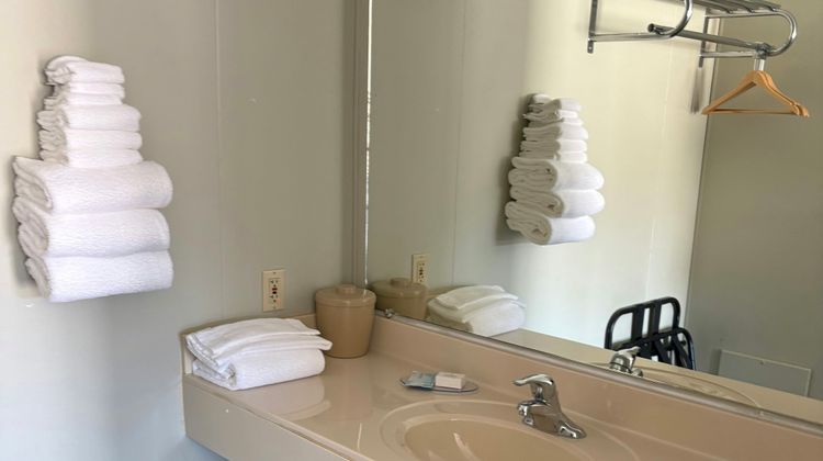 Boarders Inn & Suites by Cobblestone Room