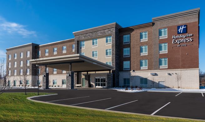 Holiday Inn Exp Suites Westfield Exterior