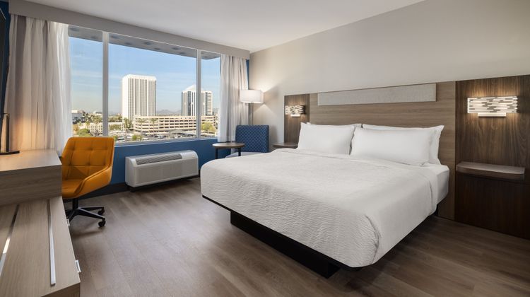 Holiday Inn Express Phoenix Midtown Room