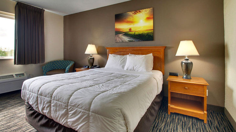 EverSpring Inn & Suites Room