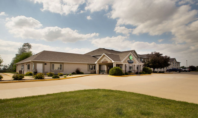 EverSpring Inn & Suites Exterior