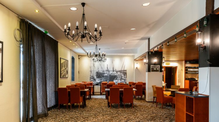 Hotel Seaport Lobby