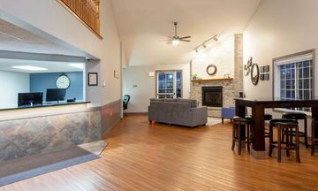 Paynesville Inn & Suites