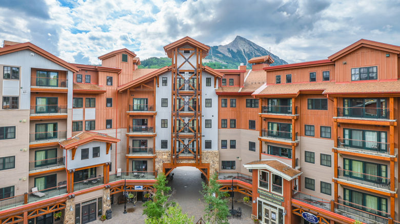 The Lodge at Mountaineer Square Exterior. Images powered by <a href="https://www.leonardoworldwide.com" target="_blank" rel="noopener">Leonardo</a>.