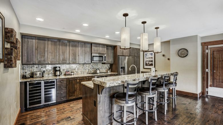 <b>One Ski Hill Place Room</b>. Images powered by <a href="https://www.leonardoworldwide.com/" title="Leonardo Worldwide" target="_blank">Leonardo</a>.