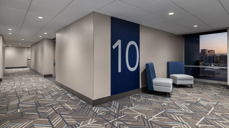 Holiday Inn Express Phoenix Midtown Lobby