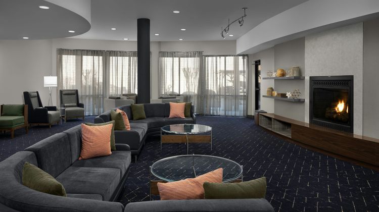 Courtyard by Marriott Danville Lobby