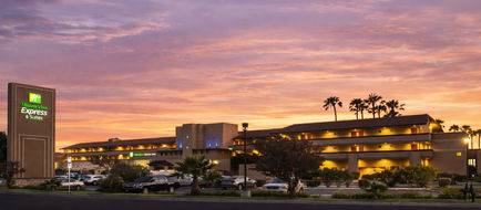 Holiday Inn Express Hotel & Suites Exterior