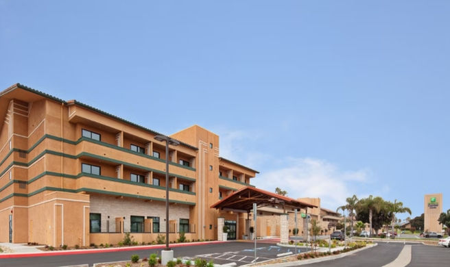 Holiday Inn Express Hotel & Suites Exterior
