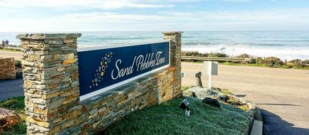 Sand Pebbles Inn Exterior