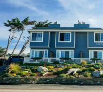 Sand Pebbles Inn Exterior