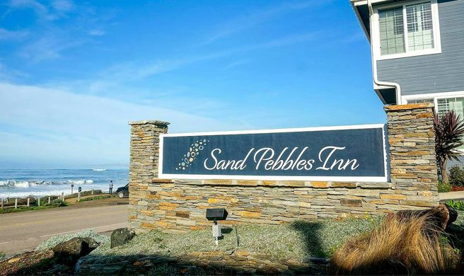 Sand Pebbles Inn Exterior