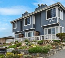 Sand Pebbles Inn Exterior