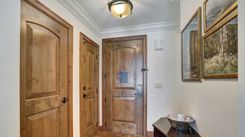 <b>Legendary Lodging Lobby</b>. Images powered by <a href="https://www.leonardoworldwide.com/" title="Leonardo Worldwide" target="_blank">Leonardo</a>.