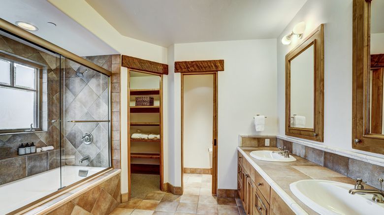 <b>Legendary Lodging Room</b>. Images powered by <a href="https://www.leonardoworldwide.com/" title="Leonardo Worldwide" target="_blank">Leonardo</a>.