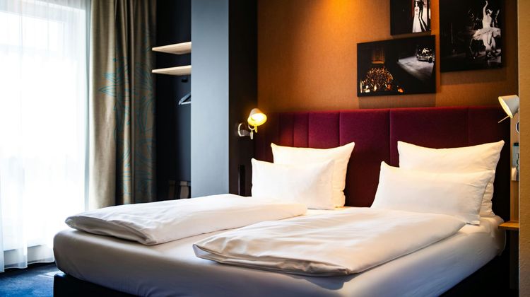 Motel One Stuttgart-Mitte Room