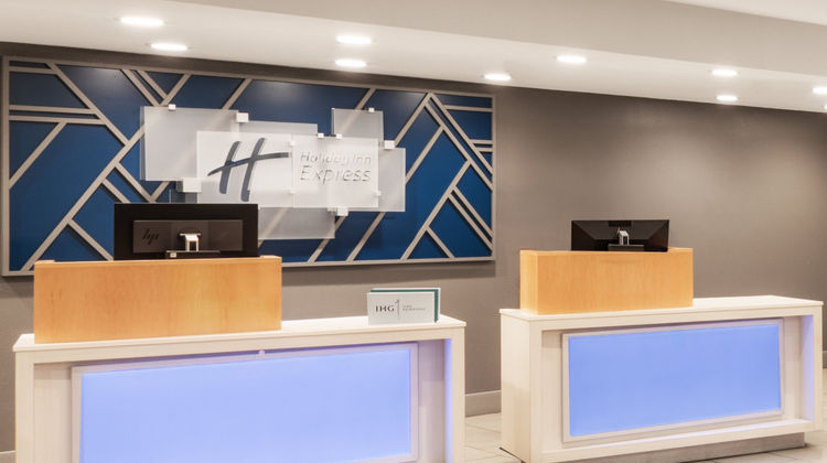 Holiday Inn Express Hotel & Suites Exterior