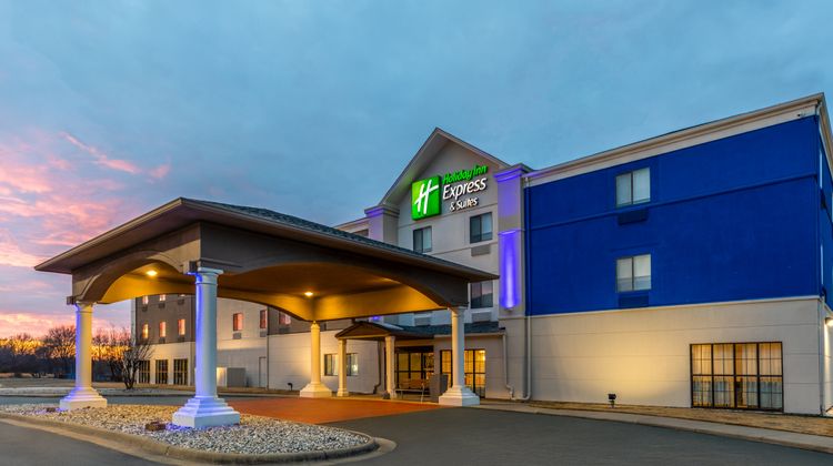 Holiday Inn Express Hotel & Suites Exterior