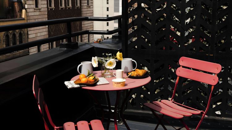 Hotel Henri NY Exterior