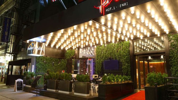Hotel Henri NY Exterior