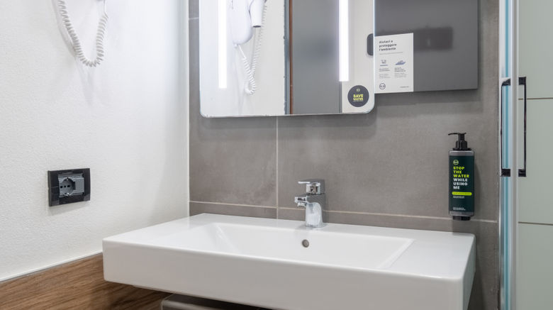 <b>B&B Hotel Mantova Room</b>. Images powered by <a href="https://www.leonardoworldwide.com/" title="Leonardo Worldwide" target="_blank">Leonardo</a>.