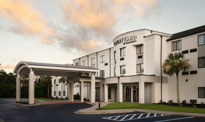 Courtyard by Marriott Brunswick Exterior