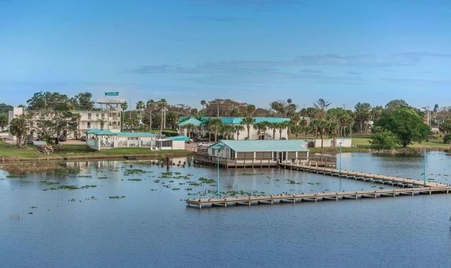 Lakeshore Resort & Marina Exterior
