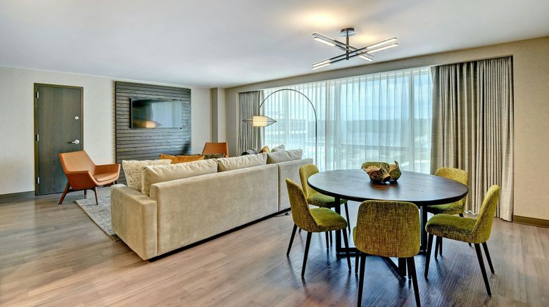 <b>Marriott Tulsa Hotel Southern Hills Suite</b>. Images powered by <a href="https://www.leonardoworldwide.com/" title="Leonardo Worldwide" target="_blank">Leonardo</a>.