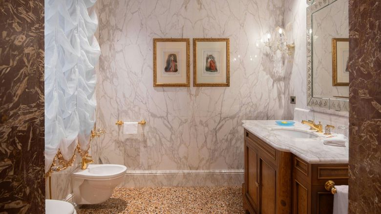 <b>Danieli, A Four Seasons Hotel Room</b>. Images powered by <a href="https://www.leonardoworldwide.com/" title="Leonardo Worldwide" target="_blank">Leonardo</a>.