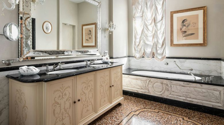 <b>Danieli, A Four Seasons Hotel Room</b>. Images powered by <a href="https://www.leonardoworldwide.com/" title="Leonardo Worldwide" target="_blank">Leonardo</a>.