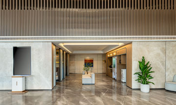 Holiday Inn Exp Lize Business