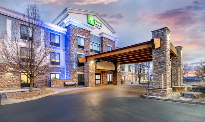 Holiday Inn Express Hotel & Suites Exterior