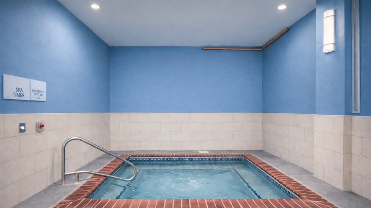 Holiday Inn Express Hotel & Stes Winner Pool