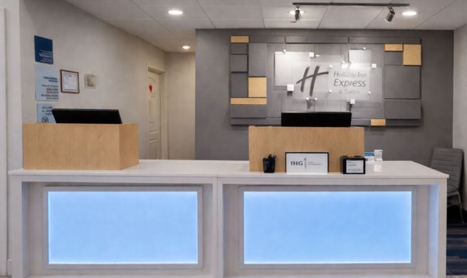 Holiday Inn Express Hotel & Stes Winner Exterior