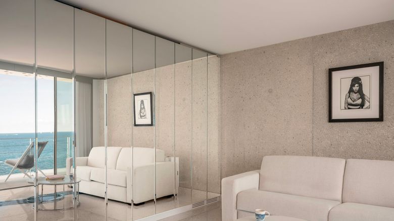 <b>Hotel Les Roches Rouges Suite</b>. Images powered by <a href="https://www.leonardoworldwide.com/" title="Leonardo Worldwide" target="_blank">Leonardo</a>.