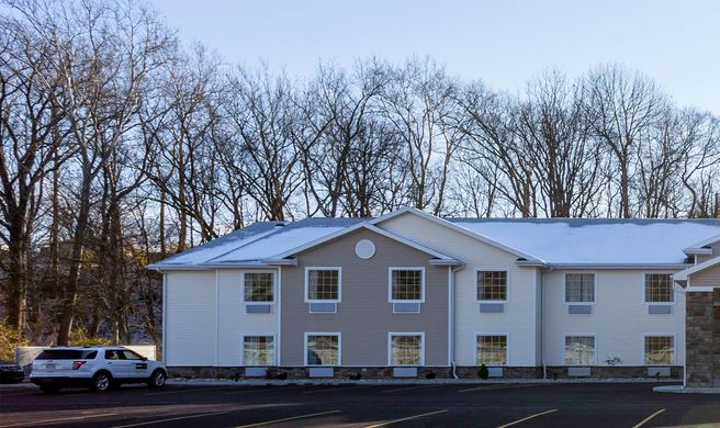 Cobblestone Inn & Suites Exterior