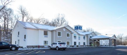 Cobblestone Inn & Suites Exterior