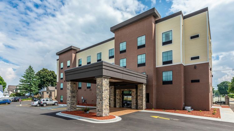 Cobblestone Hotel & Suites Hartford Exterior