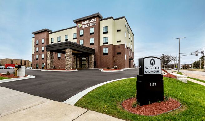 Cobblestone Hotel & Suites Stevens Point Exterior