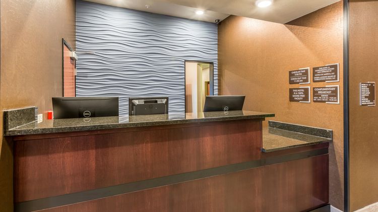 Cobblestone Hotel & Suites Stevens Point Lobby